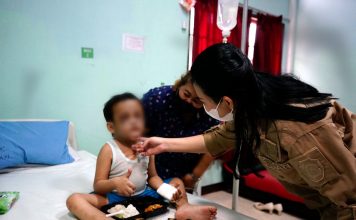 Jenguk Anak Korban Penganiayaan Oleh Ibu Kandung, Karolin : Kita Akan Tanggung Biaya Pengobatan