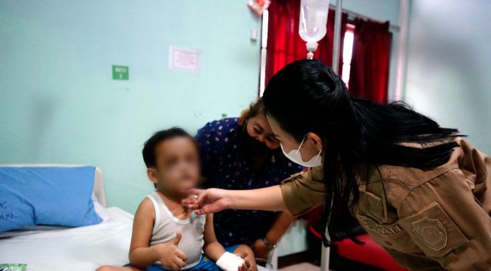 Jenguk Anak Korban Penganiayaan Oleh Ibu Kandung, Karolin : Kita Akan Tanggung Biaya Pengobatan