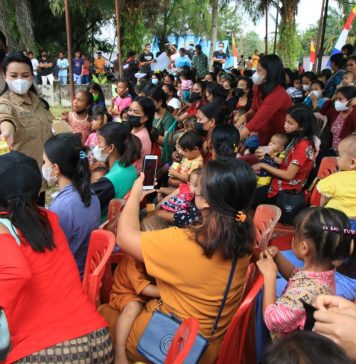 Sosialisasi Stunting Desa Selutung, Bupati Karolin : Ibu-Ibu Harus Makan Sehat