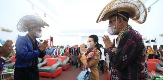 Bupati Karolin Hadiri Pelantikan Pengurus Ikatan Keluarga Flobamora Kabupaten Landak