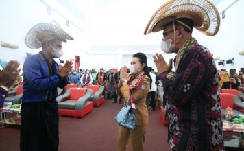 Bupati Karolin Hadiri Pelantikan Pengurus Ikatan Keluarga Flobamora Kabupaten Landak