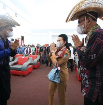 Bupati Karolin Hadiri Pelantikan Pengurus Ikatan Keluarga Flobamora Kabupaten Landak