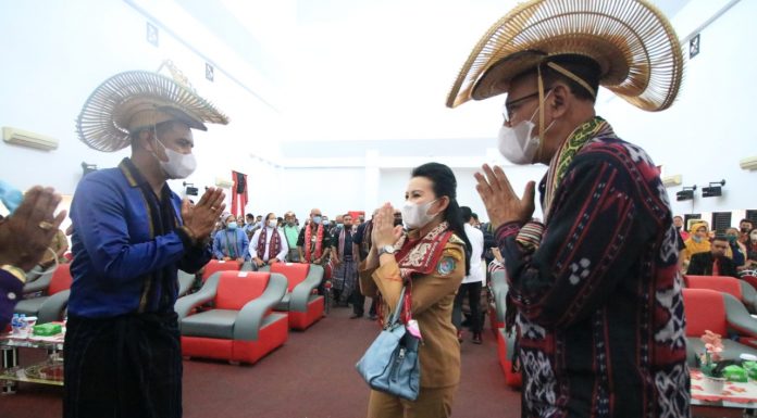 Bupati Karolin Hadiri Pelantikan Pengurus Ikatan Keluarga Flobamora Kabupaten Landak