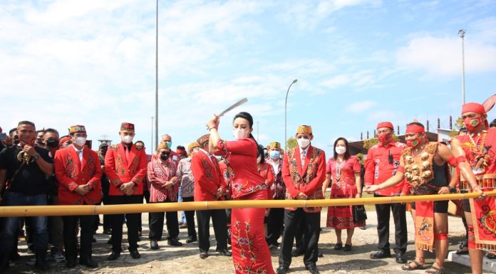 Ritual Adat Naik Dango ke 37, Bupati Karolin Sampaikan Hasil Panen Padi Di Landak