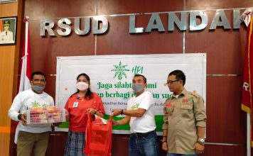 Tebar Berkah, HPI Agro Bersama IWO Landak Serahkan Paket Berbuka Puasa Untuk Nakes
