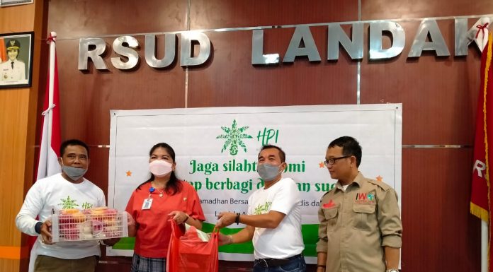 Tebar Berkah, HPI Agro Bersama IWO Landak Serahkan Paket Berbuka Puasa Untuk Nakes
