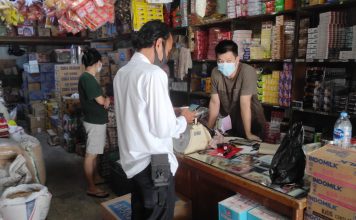 Pastikan Ketersediaan Sembako Aman Jelang Idul Fitri, Polsek Ngabang Cek Sejumlah Toko