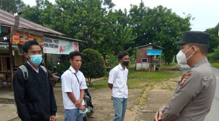 Tegur Pelajar Tidak Gunakan Masker, Kapolsek Menjalin : Untuk Kebaikan Kita Semua
