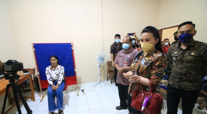Bupati Karolin Minta Jaminan Ketersediaan Blangko e-KTP Kepada Pemerintah Pusat