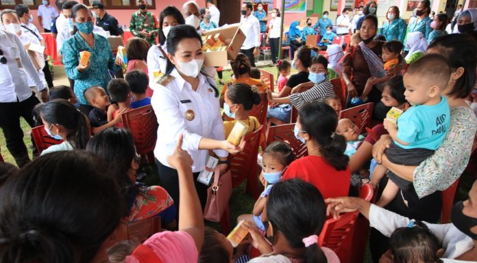 Sosialisasi Stunting di Desa Tembawang Bale, Bupati Karolin Ingatkan Usia Pernikahan