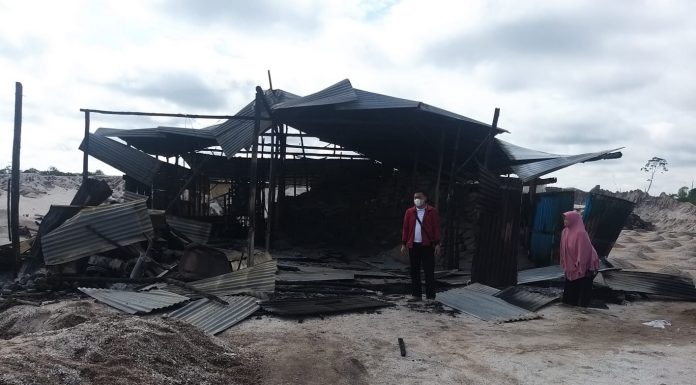 Kebakaran Gudang Pasir di Desa Kayuara, Diduga Dibakar Orang Tak Dikenal