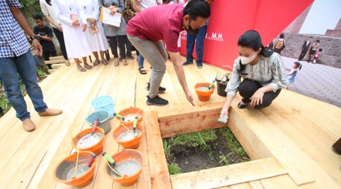 Bupati Karolin Lakukan Peletakan Batu Pertama Pembangunan Goa Maria Salib Suci Ngabang
