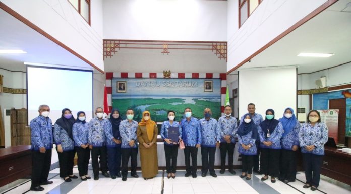 Bupati Landak Terima Penilaian Pamjab Dengan Predikat Baik