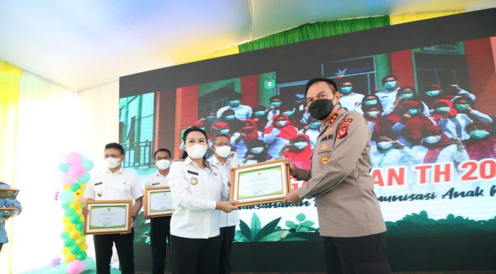 Bupati Karolin Terima Penghargaan Pelaksanaan Imunisasi Rutin se-Kalbar