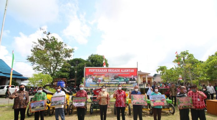 Tahun 2022 Bupati Karolin Kembali Berikan Alsintan