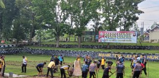 Jaga Kebersihan Lingkungan Mako, Sejumlah Pejabat Utama Polres Landak dan Anggota Adakan Kerja Bakti