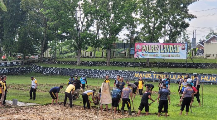 Jaga Kebersihan Lingkungan Mako, Sejumlah Pejabat Utama Polres Landak dan Anggota Adakan Kerja Bakti