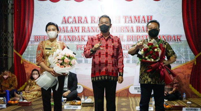 Atusias Masayarakat Landak Hantarkan Purna Tugas Bupati Dan Wakil Bupati