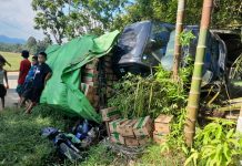 Pecah Ban, Mobil Pick Up Tabrak Bangunan dan Sebuah Sepeda Motor