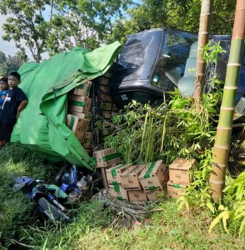 Pecah Ban, Mobil Pick Up Tabrak Bangunan dan Sebuah Sepeda Motor