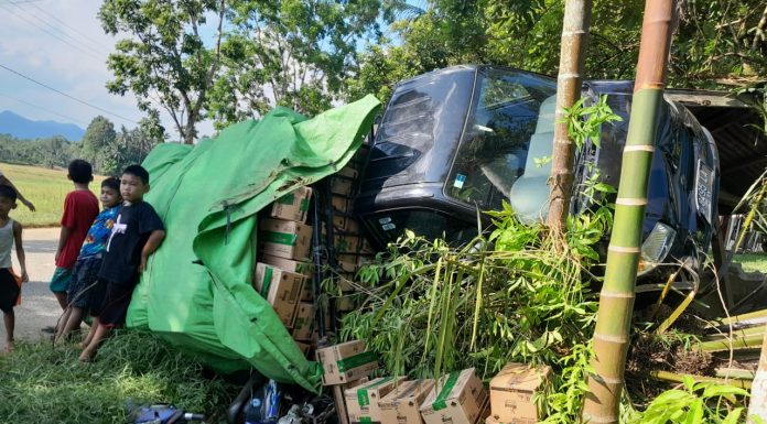 Pecah Ban, Mobil Pick Up Tabrak Bangunan dan Sebuah Sepeda Motor