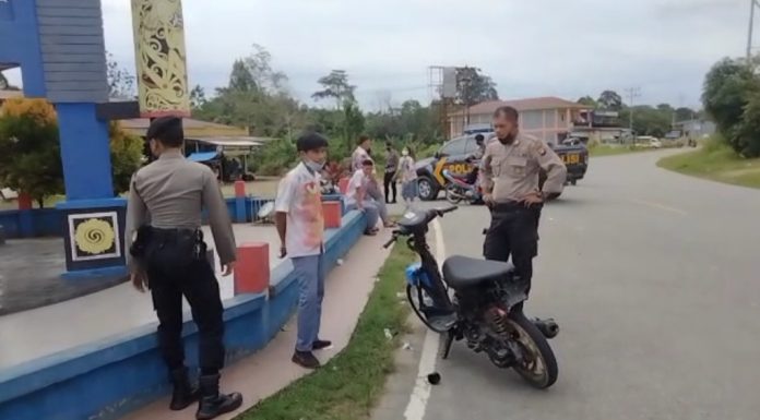 Polisi Bubarkan Pesta Kelulusan Pelajar SMA di Jalan Raya