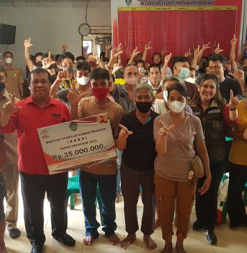 Ketua DPRD Landak Serahkan Bantuan Rumah Swadaya Program BSRS di Dua Kecamatan