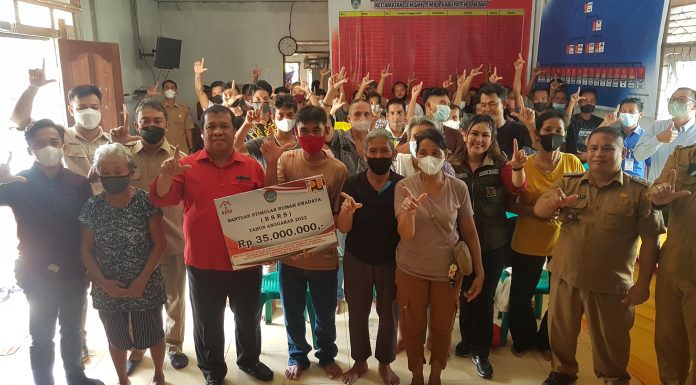 Ketua DPRD Landak Serahkan Bantuan Rumah Swadaya Program BSRS di Dua Kecamatan
