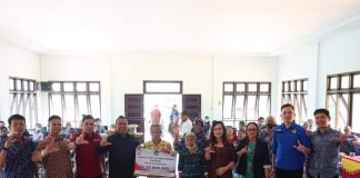 Serahkan Bantuan Rumah Swadaya di Desa Darit, Ketua DPRD Landak Heri Saman : Ini Komitmen Kita Bersama