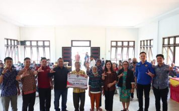 Serahkan Bantuan Rumah Swadaya di Desa Darit, Ketua DPRD Landak Heri Saman : Ini Komitmen Kita Bersama