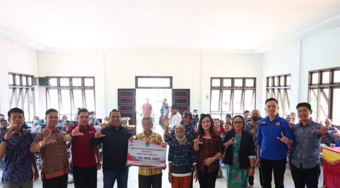 Serahkan Bantuan Rumah Swadaya di Desa Darit, Ketua DPRD Landak Heri Saman : Ini Komitmen Kita Bersama