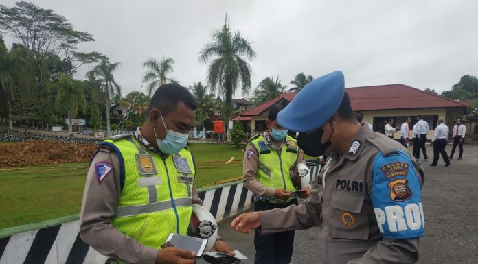 Tidak Bawa Identitas Diri, Sejumlah Anggota Polres Landak Disanksi Dalam Giat Gaktibplin