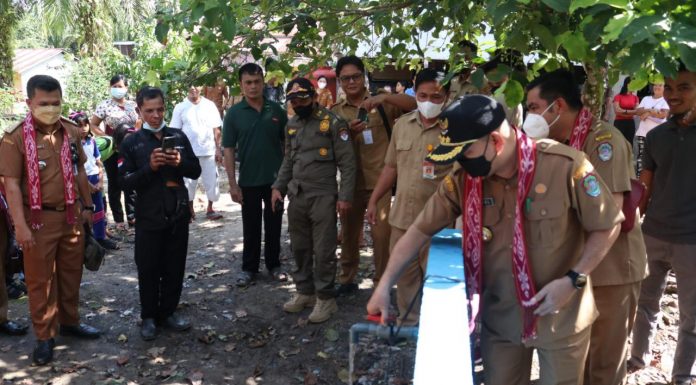 Resmikan Pamsimas di Desa Ambarang, Pj Bupati Landak Samuel Minta Warga Jaga dan Rawat Dengan Baik