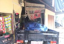 Laka Tunggal Mobil Pick Up Tabrak Rumah Warga di Sidas