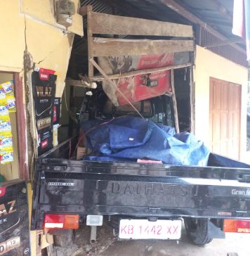 Laka Tunggal Mobil Pick Up Tabrak Rumah Warga di Sidas