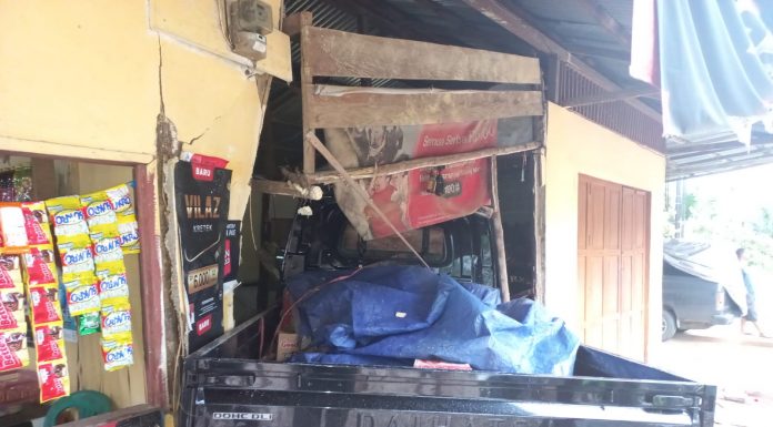 Laka Tunggal Mobil Pick Up Tabrak Rumah Warga di Sidas
