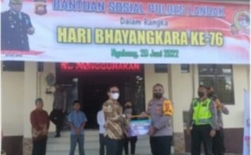 Polres Landak dan Polsek Jajaran Serahkan Bantuan Sosial Kepada Masyarakat