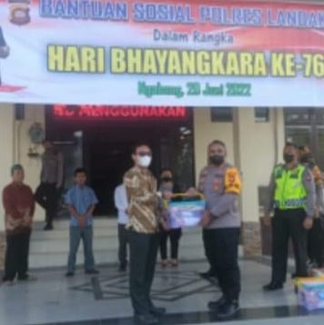 Polres Landak dan Polsek Jajaran Serahkan Bantuan Sosial Kepada Masyarakat