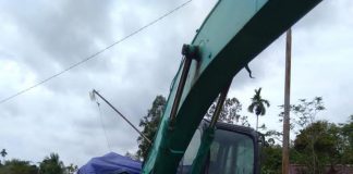 Tutup Badan Jalan Exavator di Jalan Parit Timur Simpang Hilir Kayong Utara Tak Kunjung Dipindahkan