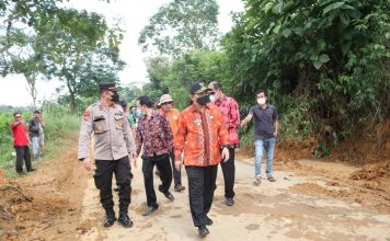 Tinjau Lokasi Lonsor di Pahuman, Pj Bupati Landak Himbau Masyarakat Selalu Waspada