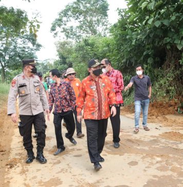 Tinjau Lokasi Lonsor di Pahuman, Pj Bupati Landak Himbau Masyarakat Selalu Waspada