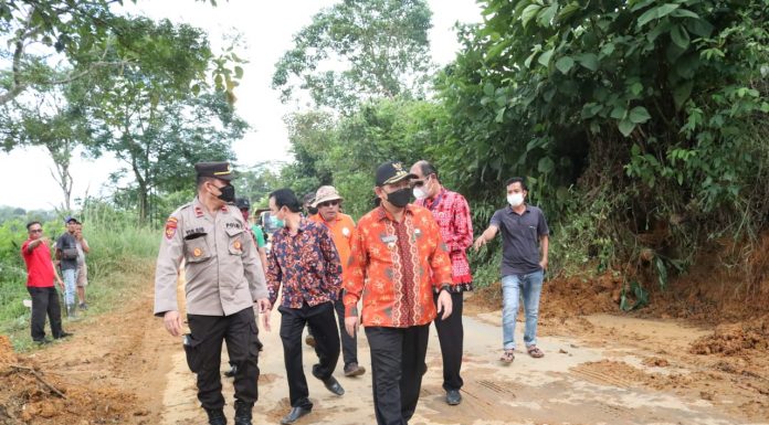 Tinjau Lokasi Lonsor di Pahuman, Pj Bupati Landak Himbau Masyarakat Selalu Waspada