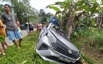 Hindari Lubang Dua Mobil Terlibat Tabrakan di Sengah Temila