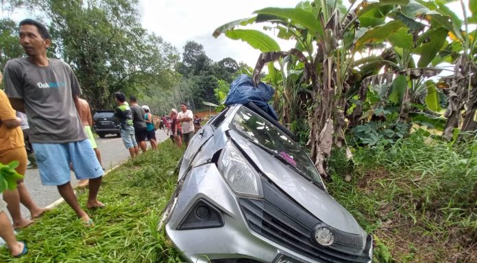 Hindari Lubang Dua Mobil Terlibat Tabrakan di Sengah Temila