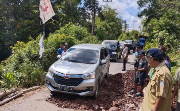 Ruas Jalan Penghubung di Desa Padang Pio Ambruk, Arus Lalulintas Sempat Macet