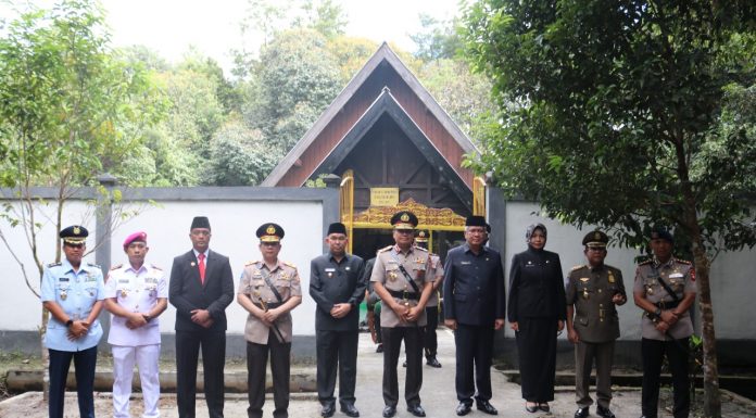 Peringati Hari Berkabung Daerah di Makam Juang Mandor, Kapolda Kalbar Jadi Inspektur Upacara