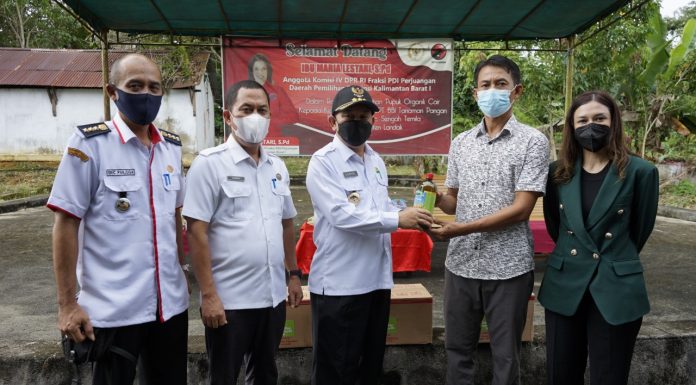 Pemkab Landak Terima Bantuan Pupuk Cair Organik Dari Anggota DPR RI Maria Lestari