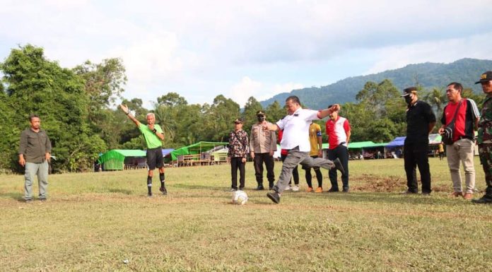 Ketua DPRD Landak Heri Saman Buka Turnamen Sepak Bola Pahuman Cup