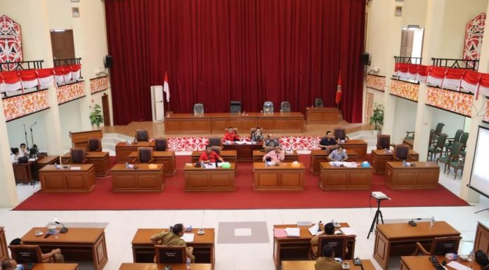 Heri Saman Pimpin Rapat Kerja Banggar DPRD dan TAPD Landak Bahasa KUA dan PPAS APBD 2023