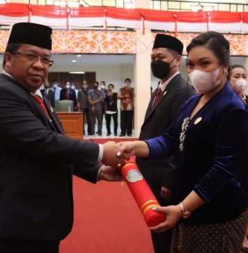 Heri Saman Pimpin Pelantikan 2 Anggota Pengganti Antar Waktu DPRD Landak